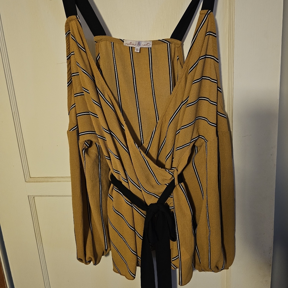 Buckle Willow and Root Long Sleeve Top with Cutouts- Sz L
